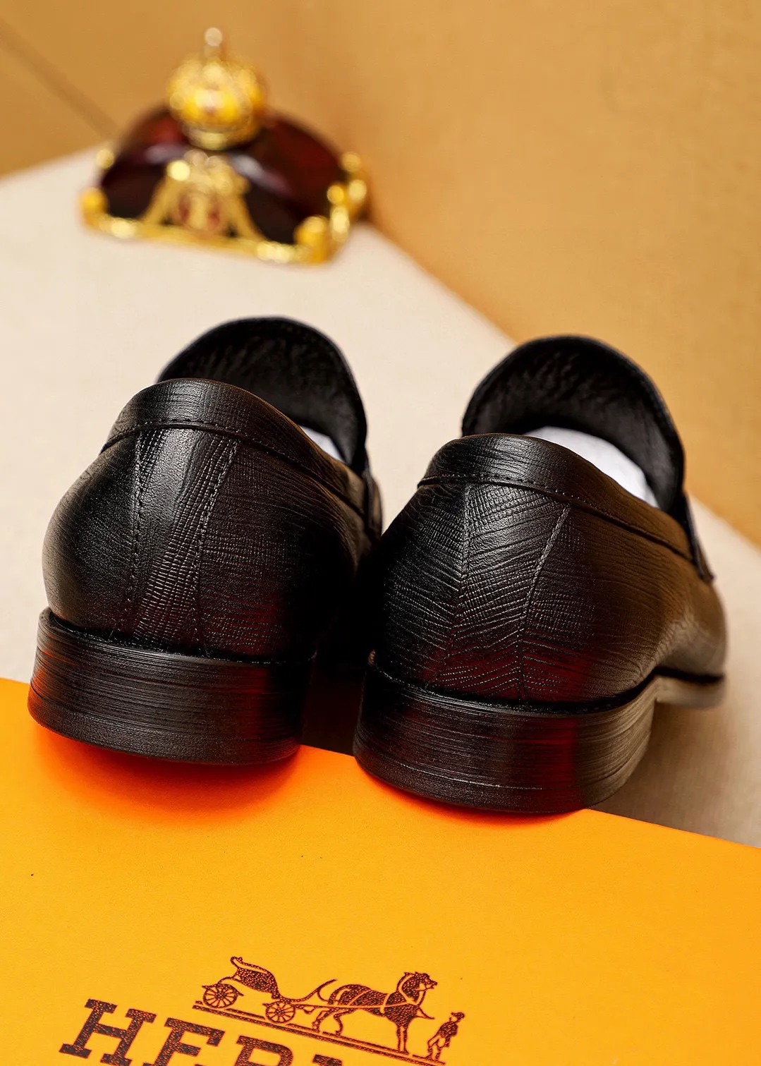 Men's shoes 💰460 💐 Product trademark: HERMES "Hermès" casual leather shoes Regular size: 39-44 (38.45.46🉑️Customized) Product materials: Selected imported first-layer calfskin embossed upper + classic hardware buckle, imported water-dyed 🐂 cowhide lining. Strong three-dimensional visual effect, combined outsole Color: 1⃣️color optional